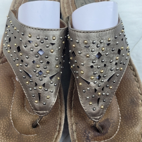 Clarks Artisan gold metallic leather thong sandals studs boho vacation edgy 9.5 - Picture 6 of 11